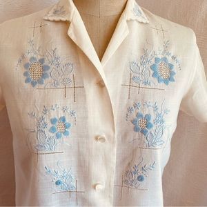 Vintage XS/S ivory/blue hand embroidered short sleeve linen blouse. Rare